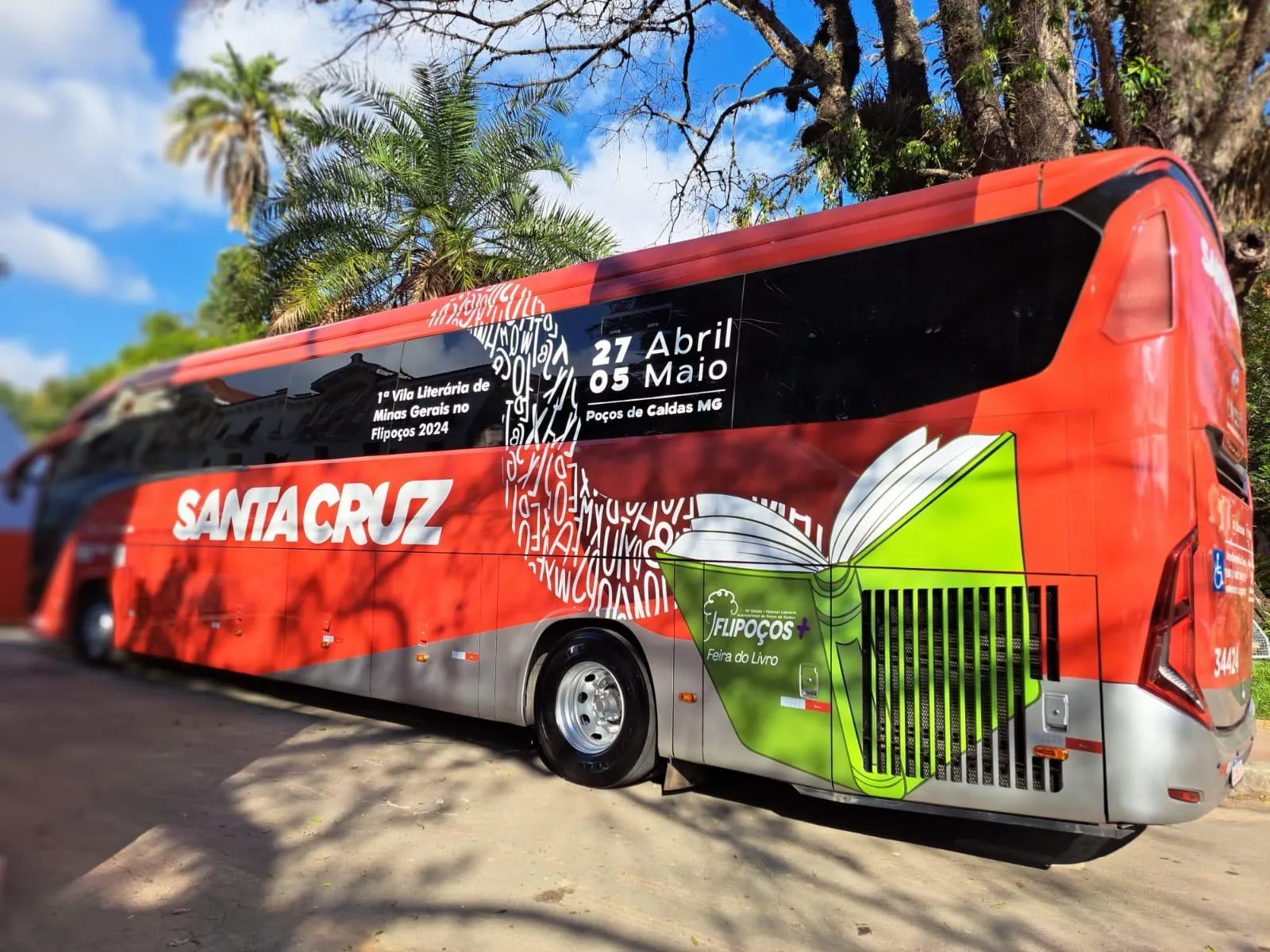 Ônibus com comunicação visual Santa Cruz